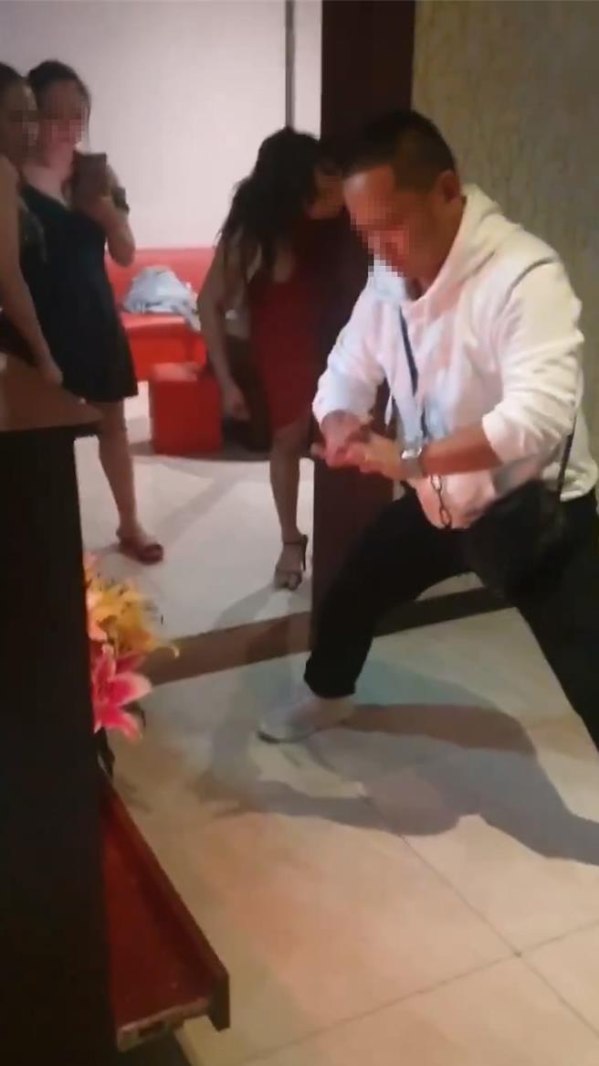 去年五月荣登莒光园地报导的澎防部「战车职人」，酒后夜店「起乩」遭影片爆料，图为庄姓上士在越南店酒后起乩。（翻摄画面／许逸民澎湖提供）