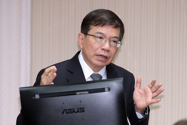 電價調漲恐帶動交通票，交通部長王國材表示，高鐵、台鐵上半年不會漲價，下半年通盤討論，國道客運短程有TPAA吸收，中長程會部分補貼減少漲幅。（黃世麒攝）