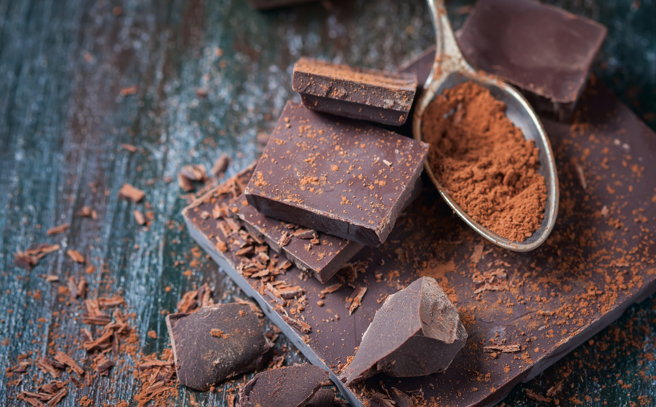 生理期吃黑巧克力有助緩解經痛不適。（示意圖，Shutterstock／達志）