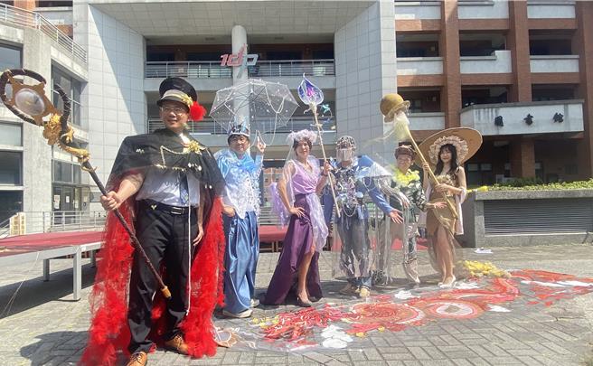 台中一中美術班每年3月25日辦藝術節活動，2024年推出「爍夢」主題走秀，學生以夢幻星系守護神的理念設計服裝造型，邀請校長林隆諺（左一）等6名師長擔任模特兒，動感粉墨登場，林隆諺「飛龍在天」扮相最醒目，他手持金龍權杖，披著長達7公尺彩繪披風。（陳淑芬攝）