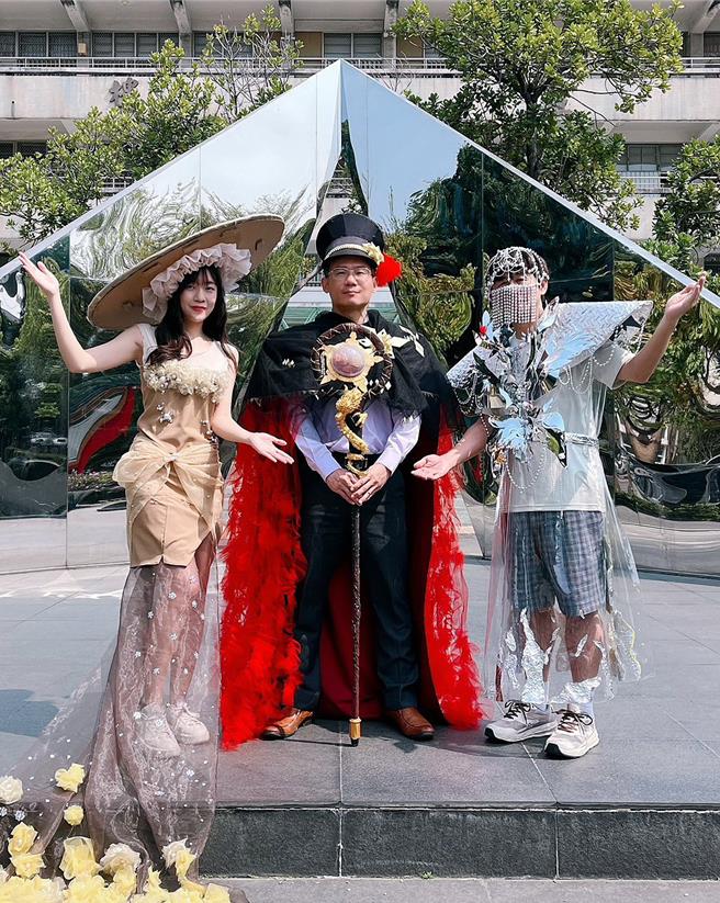 台中一中美術班每年3月25日辦藝術節活動，2024年推出「爍夢」主題走秀，學生以夢幻星系守護神的理念設計服裝造型，邀請校長林隆諺（中）等6名師長擔任模特兒，動感粉墨登場，林隆諺「飛龍在天」扮相最醒目，他手持金龍權杖，披著長達7公尺彩繪披風。（陳淑芬攝）