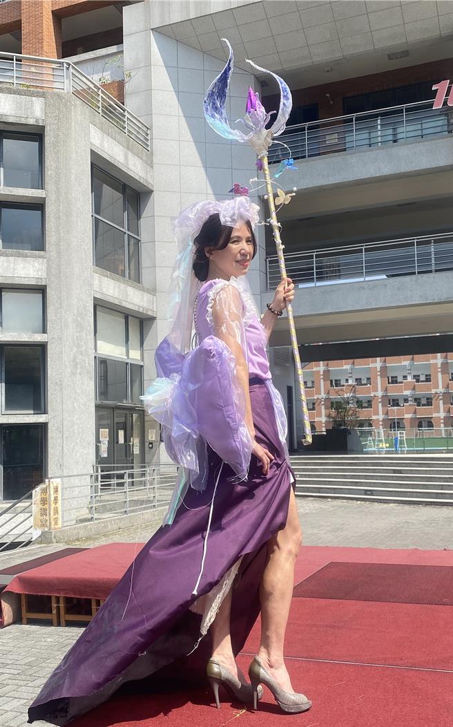 台中一中美術班每年3月25日辦藝術節活動，2024年推出「爍夢」主題走秀，學生以夢幻星系守護神的理念設計服裝造型，服裝選用半透明及透明材質，象徵夢境中的景象。（陳淑芬攝）