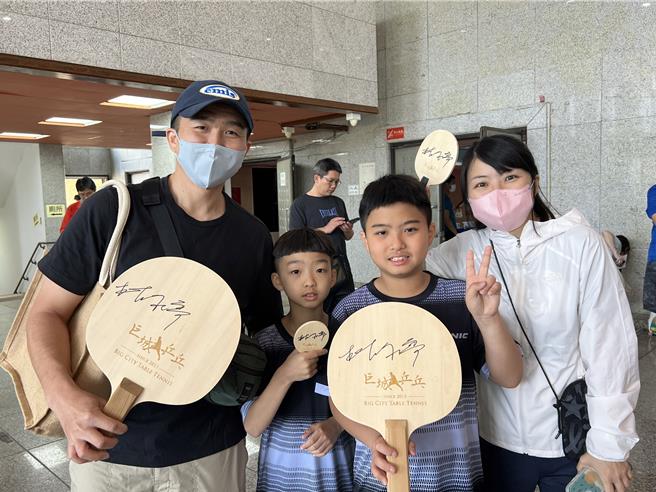 全家人都是林昀儒粉絲，開心取得簽名。（吳佩蓉攝）