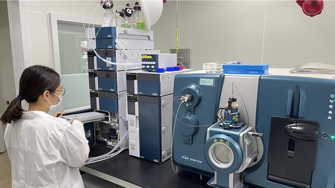 嘉义县卫生局实验室近日再度取得卫生福利部食药署TFDA认证，认证项目由18类484项，扩充为20类534项。（嘉义县政府提供∕吕妍庭嘉义传真）