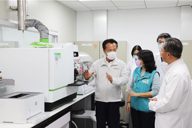 嘉义县卫生局实验室近日再度取得卫生福利部食药署TFDA认证，认证项目由18类484项，扩充为20类534项。（嘉义县政府提供∕吕妍庭嘉义传真）