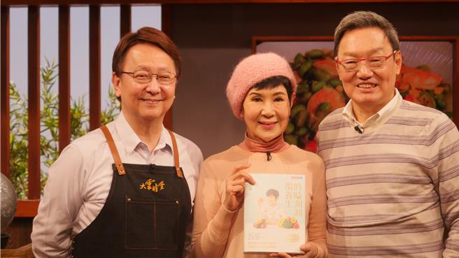 李四端日前訪問蘇起（右）、陳月卿（中）夫婦。（MOMOTV提供）