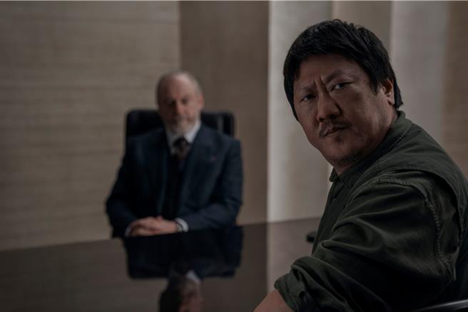 黄凯旋在《三体》中饰演警察，角色打扮十分随性。（Netflix提供）