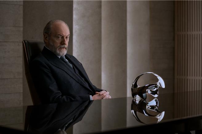 连恩康寧汉再次在《三体》中拿出老戏骨的演技，非常精彩。（Netflix提供）