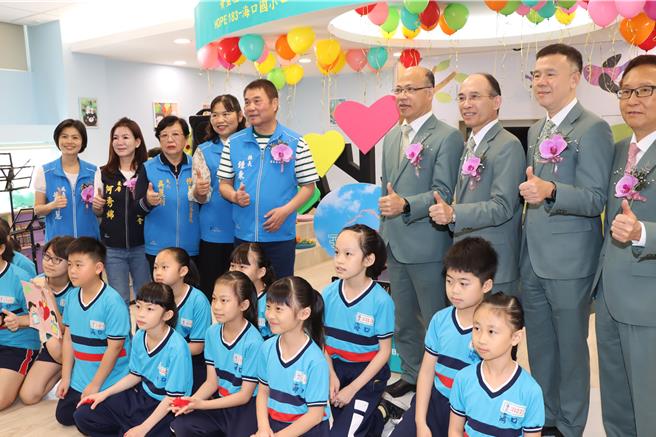 苗栗县长锺东锦等人共同启用图书馆。（苗栗县政府提供／李京升苗栗传真）