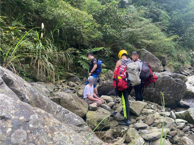 70歲邱姓老翁24日前往烏來區紅河谷爬山時，不慎滑落山坡，他打119報案求救。（新北市消防局提供）