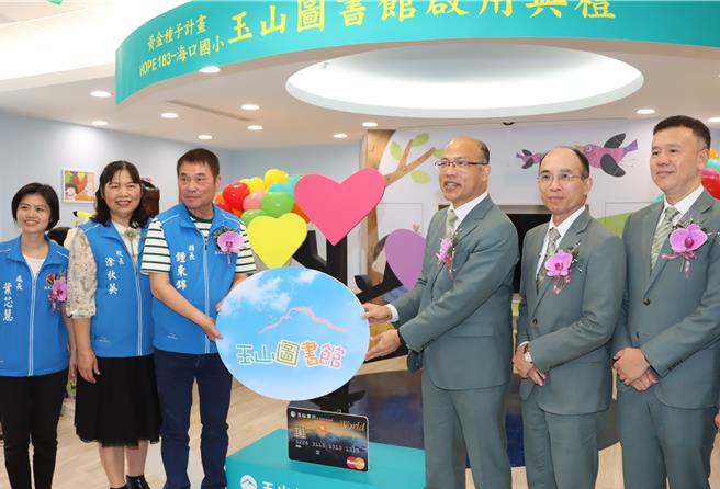 苗栗县长锺东锦等人共同启用图书馆。（苗栗县政府提供／李京升苗栗传真）