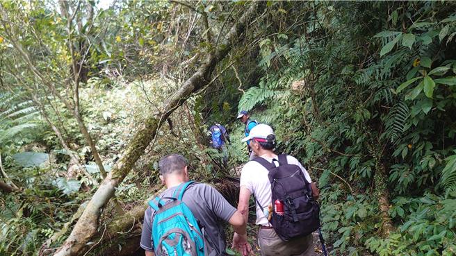 警消經20小時徹夜搜山，終於尋到邱翁，還好他無大礙。（新北市消防局提供）