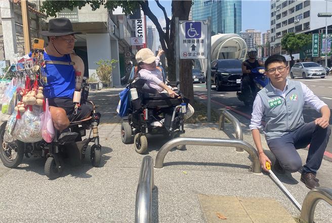 中市西區茄苳樹王文化生態公園，人行道出入口設置密集車阻，連輪椅族、娃娃車都難以進出。市議員黃守達（右一）25日邀請身障朋友現場會勘，要求盡快改善；台中市建設局回應表示，將檢討調整車阻數量及位置，確保無障礙通行。（陳淑芬攝）