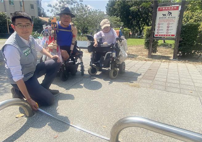 中市西區茄苳樹王文化生態公園，人行道出入口設置密集車阻，連輪椅族、娃娃車都難以進出。市議員黃守達（左一）25日邀請身障朋友現場會勘，要求盡快改善；台中市建設局回應表示，將檢討調整車阻數量及位置，確保無障礙通行。（陳淑芬攝）
