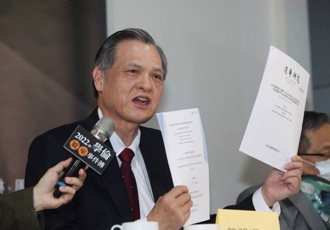 陈明通出席《2022的学伦猎巫事件簿》新书发表会，现身说法。（刘宗龙摄）