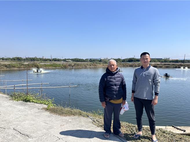 精鹤科技创办人薛新耀与祖父薛精二于永安鱼池合影，青银携手共同推动高雄渔业养殖智慧化。（高市青年局提供）