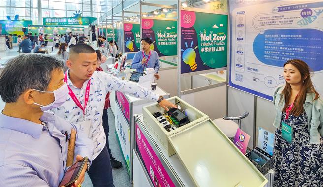 「智慧云端警报系统」能自动监控并透过电话讯息通报机械设备故障，有效减低现场巡视的次数与时间，提高生产者的休閒时间。(精鹤科技创办人薛新耀向观展人员解释系统运作)。（高市青年局提供）