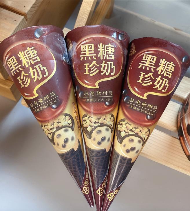 OKmart于4月3日前推代收优惠包括「杜老爷甜筒-黑糖珍奶」买2送2等。（摘自杜老爷冰淇淋脸书／朱世凯台北传真）