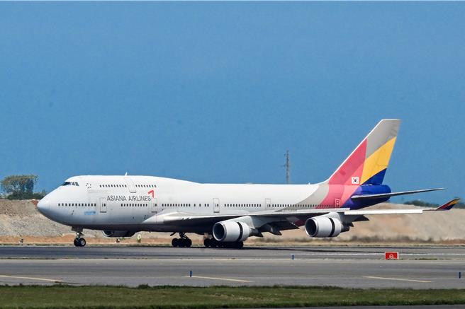 韩亚航空最后一架747型客机25日执行最后载客飞行，韩亚航空也特别在韩国仁川机场及桃园国际机场两地都举办欢送仪式，航空迷也在来回程满载支持。（陈麒全摄）