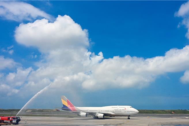 韩亚航空最后一架747型客机25日执行最后载客飞行，韩亚航空也特别在韩国仁川机场及桃园国际机场两地都举办欢送仪式，OZ-711航班25日上午11时24分由桃园国际机场北跑道降落，随后滑行至D6机坪停放，桃园国际机场也派出消防车喷洒水柱欢送；机场内不少工作人员都赶到附近拍照，留下空中女王最后的身影。（陈麒全摄）