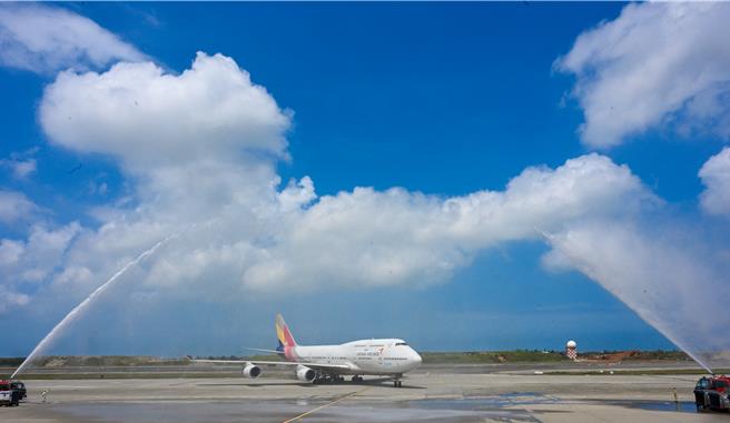 韩亚航空最后一架747型客机25日执行最后载客飞行，韩亚航空也特别在韩国仁川机场及桃园国际机场两地都举办欢送仪式，OZ-711航班25日上午11时24分由桃园国际机场北跑道降落，随后滑行至D6机坪停放，桃园国际机场也派出消防车喷洒水柱欢送；机场内不少工作人员都赶到附近拍照，留下空中女王最后的身影。（陈麒全摄）