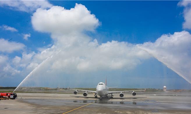 韩亚航空最后一架747型客机25日执行最后载客飞行，韩亚航空也特别在韩国仁川机场及桃园国际机场两地都举办欢送仪式，OZ-711航班25日上午11时24分由桃园国际机场北跑道降落，随后滑行至D6机坪停放，桃园国际机场也派出消防车喷洒水柱欢送；机场内不少工作人员都赶到附近拍照，留下空中女王最后的身影。（陈麒全摄）