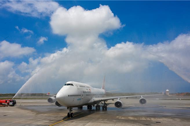 韩亚航空最后一架747型客机25日执行最后载客飞行，韩亚航空也特别在韩国仁川机场及桃园国际机场两地都举办欢送仪式，OZ-711航班25日上午11时24分由桃园国际机场北跑道降落，随后滑行至D6机坪停放，桃园国际机场也派出消防车喷洒水柱欢送；机场内不少工作人员都赶到附近拍照，留下空中女王最后的身影。（陈麒全摄）