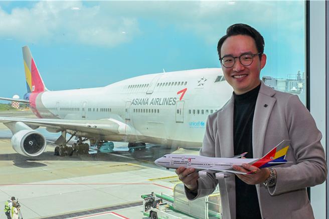 韩亚航空最后一架747型客机25日执行最后载客飞行，韩亚航空也特别在韩国仁川机场及桃园国际机场两地都举办欢送仪式，航空迷特别提前来台湾玩几天，还带了韩亚航747模型机在候机室接机。（陈麒全摄）
