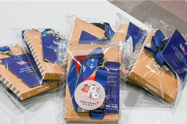 韩亚航空最后一架747型客机25日执行最后载客飞行，韩亚航空也特别在韩国仁川机场及桃园国际机场两地都举办欢送仪式，航空迷也在来回程满载支持，都是满载398名旅客。今日航班的旅客都可以获得标记吊牌与笔记本的纪念品。（陈麒全摄）