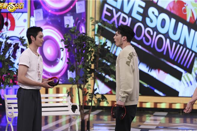 黃偉晉（右）演戲表現讓曹佑寧（左）尷尬笑場。（八大提供）