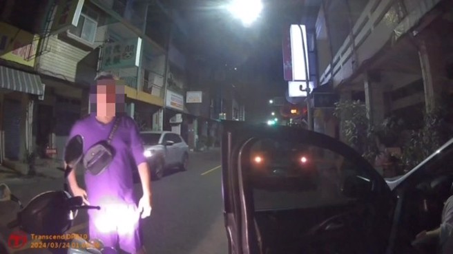 黃姓男子身上散發酒氣，獨自一人坐於車上駕駛座休息，車輛為熄火狀態並完好停放於自家門前。（翻攝畫面）