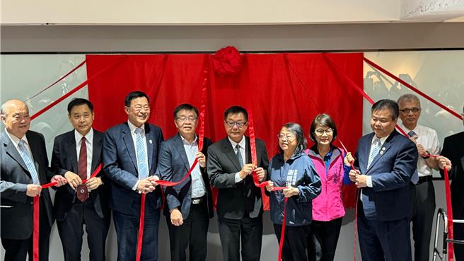 高市不動產仲介經紀商業同業公會斥資逾3000萬，打造2代新會館，今（25）日舉行揭幕典禮，政商雲集祝賀。（柯宗緯攝）