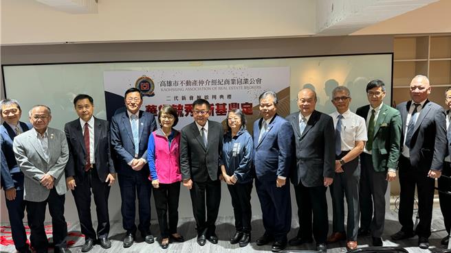 高市不動產仲介經紀商業同業公會斥資逾3000萬，打造2代新會館，今（25）日舉行揭幕典禮，政商雲集祝賀。（柯宗緯攝）