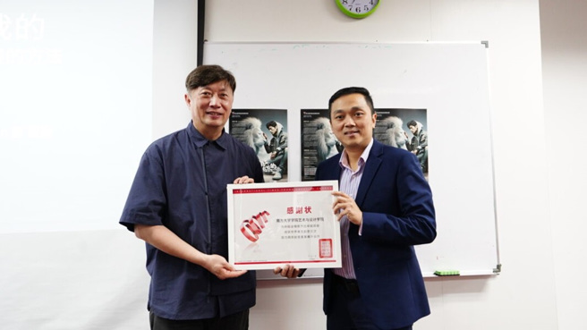 時報金犢獎頒發感謝狀予南方大學，圖左至右：時報金犢獎評審團副主席唐聖瀚、南方大學學院副校長梁龍光。（圖／時報金犢獎大會提供）