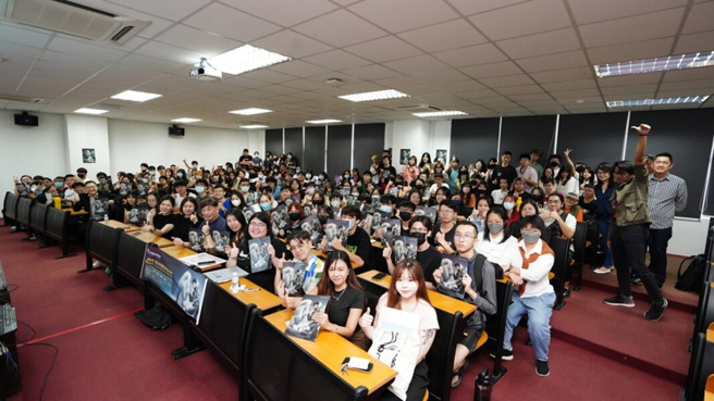 現場師生及嘉賓們一起合影。（圖／時報金犢獎大會提供）