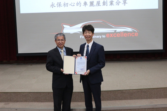 唐彥博校長（左）認為卓豐閔董事長（右）的創業歷程是在各種不可能之中創造可能性，實為學弟妹表率。(照片/聖約翰科技大學提供)