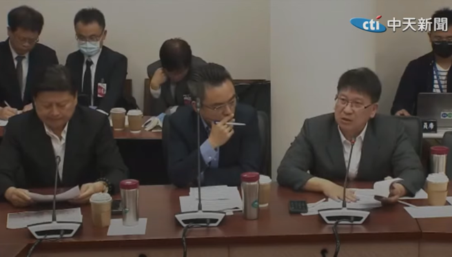 韩国瑜今（25）日下午3点30分召开党团协商，国民党由总召傅昆萁（左起）、洪孟楷、林思铭出席。（图／取自中天新闻）