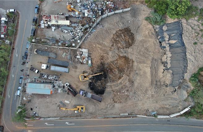 中市连姓业者承租龙井区土地，自2023年9月至11月间非法倾倒大量废弃物，检警发动多次搜索，并开挖出逾27公吨废弃物，其中有含戴奥辛等有毒废弃物6公吨多，全案检方侦结起诉连等6人。（检方提供／陈淑芬台中传真）