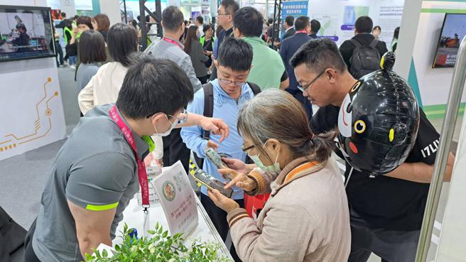 农民只要在Line搜寻「高雄农来讯」加入就可使用（图片来源：高雄市农业局提供）