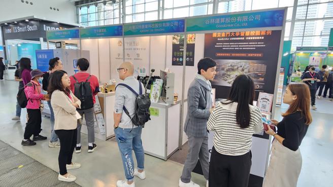 青年局率青创团队参加2024高雄智慧城市展(图为台湾沃特农业科技、意恩医研有限公司、有鸣股份有限公司)。（图片来源：高雄市青年局提供）