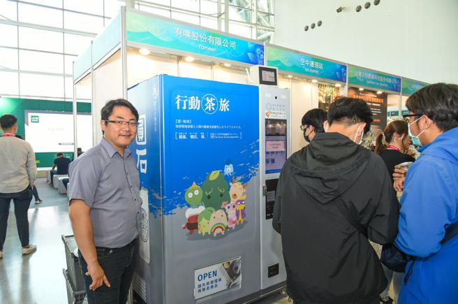 有鸣股份有限公司推行的智慧贩卖机引起许多人好奇，亲自体验尝试，APP整合金流、机台情况、灯光、即时观看，对业主来说节省了更多的营运成本(执行长曲展辰)。（图片来源：高雄市青年局提供）