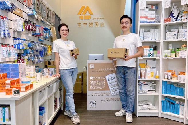 「意恩医研有限公司」运用科技服务于人文关怀，结合专业护理师、AI技术及便捷的全通路购物体验，打造一站式居家医疗用品解决方案「空中护理站」(意恩医研有限公司创办人Ethan和Min)。（图片来源：高雄市青年局提供）