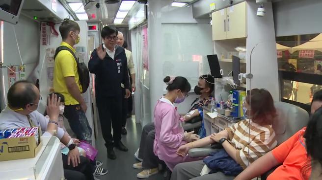 陈其迈上捐血车向挽袖捐血的民眾致意。（图片来源：高雄市政府提供）
