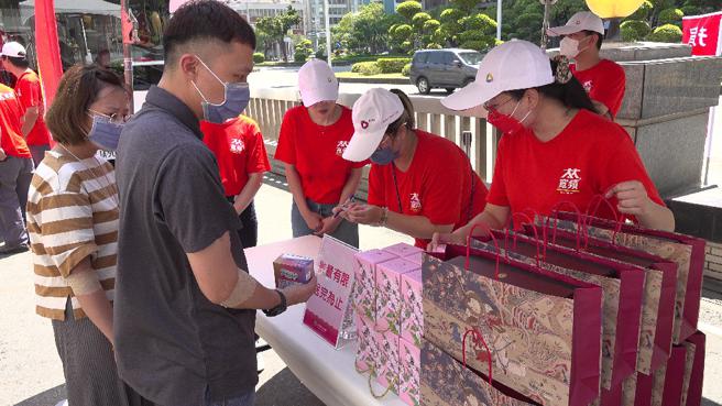 民眾现场捐血一袋(250 c.c.)，就能获得好礼二选一：大大宽频+有线电视一个月免费抵用券，或大地酒店及海霸王综合礼盒。捐血两袋(500 c.c.)，两样好礼都可以带回家。（图片来源：记者 赖君欣 摄）