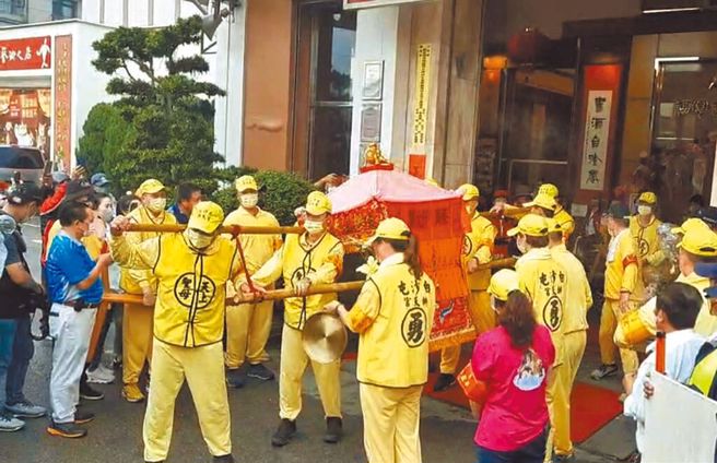 白沙屯妈祖在餐厅停轿(示意图/陈世宗摄)