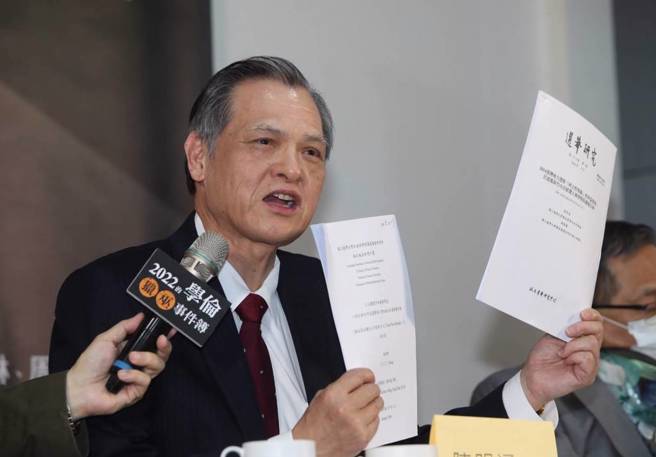 陈明通25日出席《2022的学伦猎巫事件簿》新书发表会，直呼自己是「政治受难者」，引发热议。（刘宗龙摄）