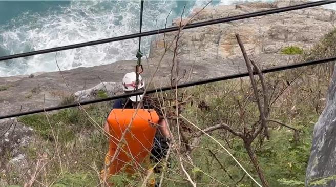 台9丁線舊蘇花公路和清隧道下方百米深岩壁，昨被人發現有具身穿印有海軍陸戰隊兩棲偵搜隊字樣的黑色上衣，且手上佩戴軍綠色電子錶的無名屍。（花蓮縣消防局提供／羅亦晽花蓮傳真）