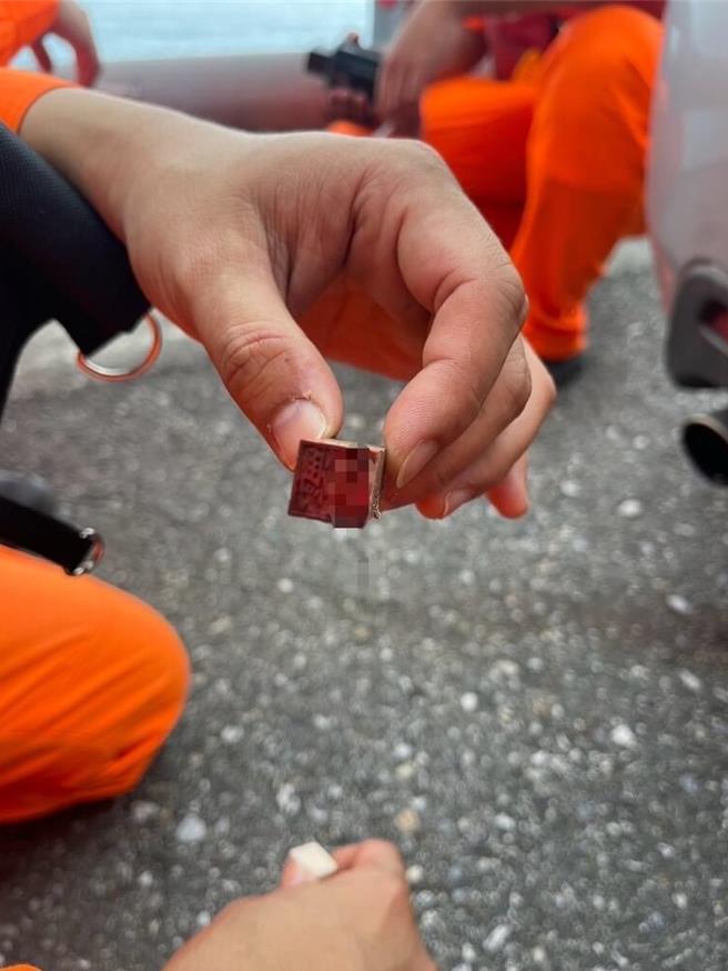 台9丁線舊蘇花公路和清隧道下方百米深岩壁，昨被人發現有具無名屍卡在上面，警方依現場留下的一枚馮姓私章聯繫到家屬，研判死者應為72歲馮姓男子。（警方提供／羅亦晽花蓮傳真）