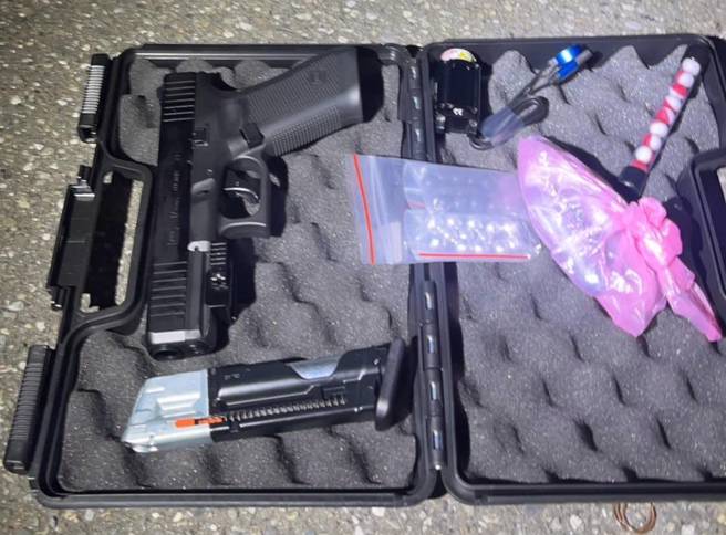 警方在熱炒店前將3人帶回，當場查扣類似真槍之空氣槍一把（含空彈夾1個、鋼珠13顆）。（圖／警方提供）