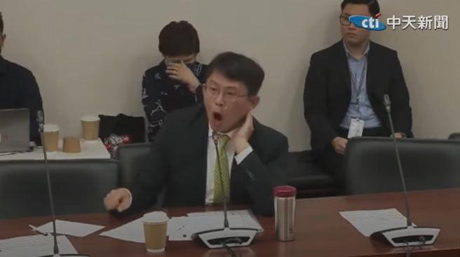 民眾党总召黄国昌怒呛柯建铭又在插话，随后直接离场，柯建铭见黄国昌爆气，说「赶快离开，赶快离开。」（取自中天）